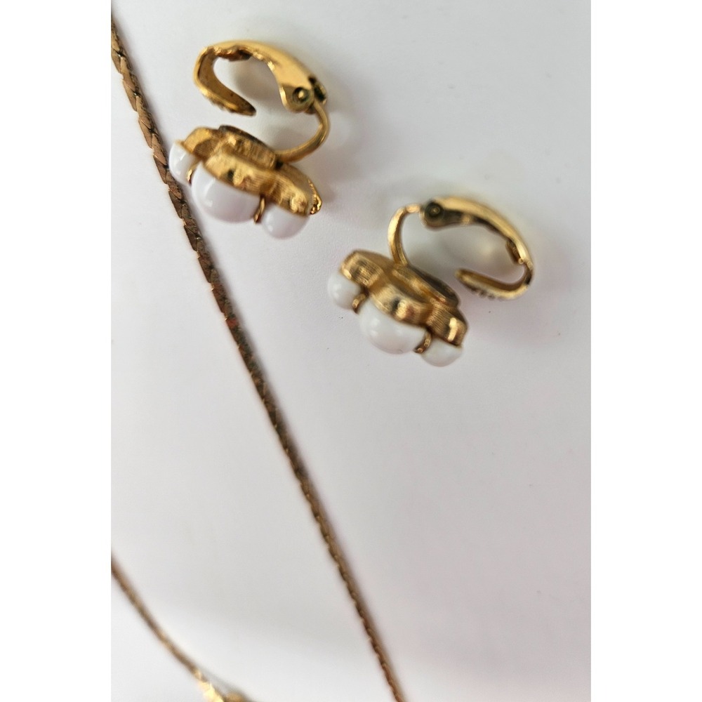 Vintage AVON Gold Tone White Ribbed Pendant Necklace and Clip On Earrings Set - Picture 6 of 12